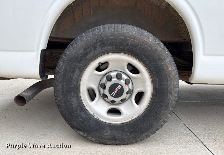 image for item DZ8671 2004 GMC Savana G3500 van