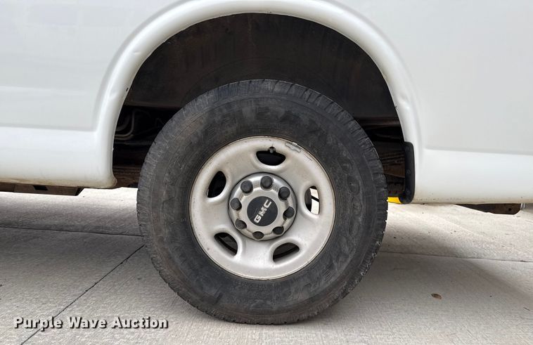 image for item DZ8671 2004 GMC Savana G3500 van