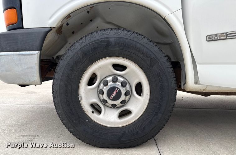 image for item DZ8671 2004 GMC Savana G3500 van