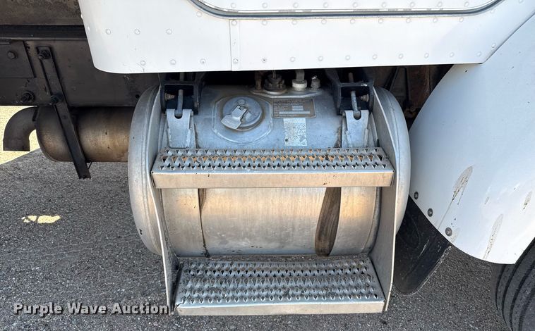 image for item DZ8762 2000 Peterbilt 330 dump truck