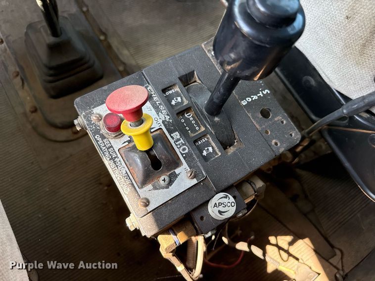 image for item DZ8762 2000 Peterbilt 330 dump truck