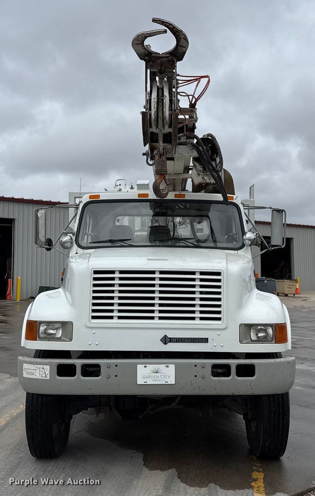 image for item DZ8961 2002 International 4800 digger derrick truck