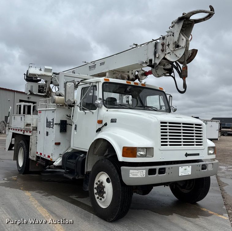 image for item DZ8961 2002 International 4800 digger derrick truck