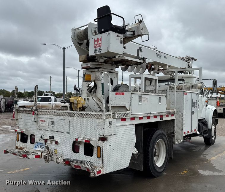 image for item DZ8961 2002 International 4800 digger derrick truck