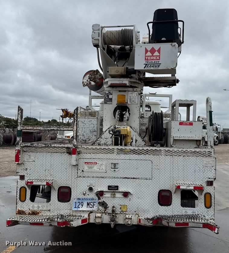 image for item DZ8961 2002 International 4800 digger derrick truck