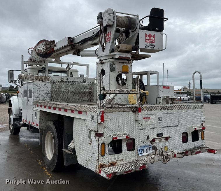 image for item DZ8961 2002 International 4800 digger derrick truck