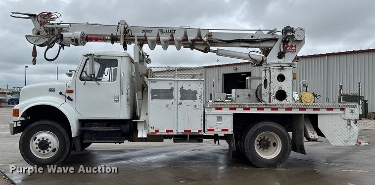 image for item DZ8961 2002 International 4800 digger derrick truck