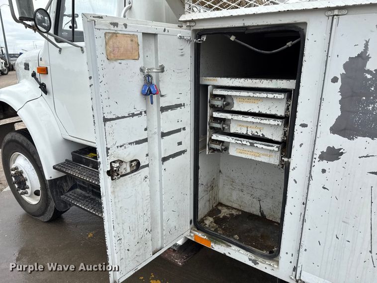 image for item DZ8961 2002 International 4800 digger derrick truck