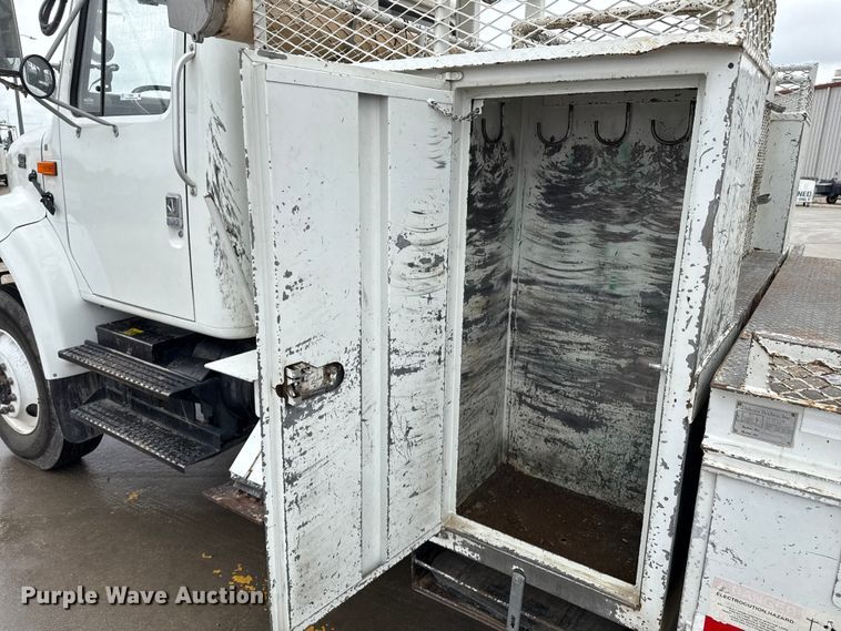 image for item DZ8961 2002 International 4800 digger derrick truck