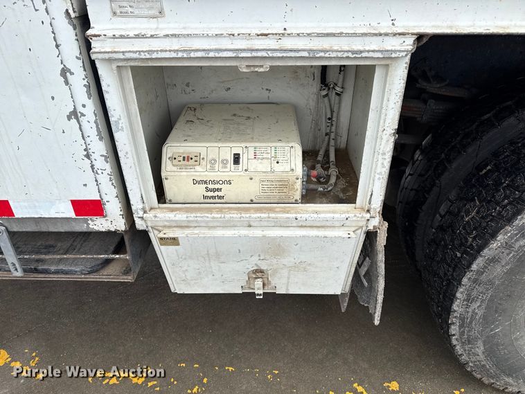 image for item DZ8961 2002 International 4800 digger derrick truck