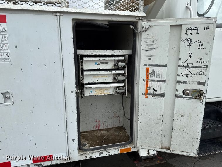 image for item DZ8961 2002 International 4800 digger derrick truck