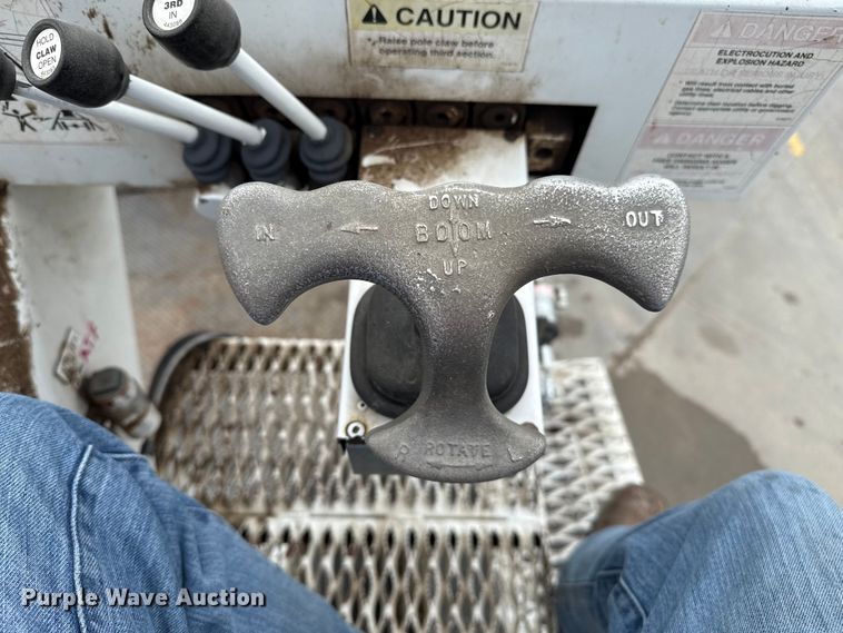 image for item DZ8961 2002 International 4800 digger derrick truck