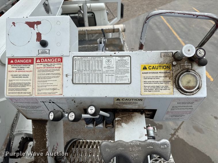 image for item DZ8961 2002 International 4800 digger derrick truck