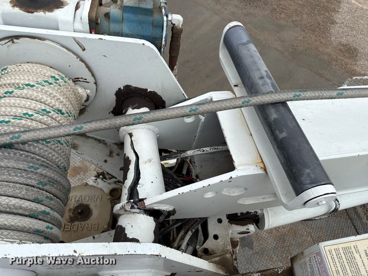 image for item DZ8961 2002 International 4800 digger derrick truck