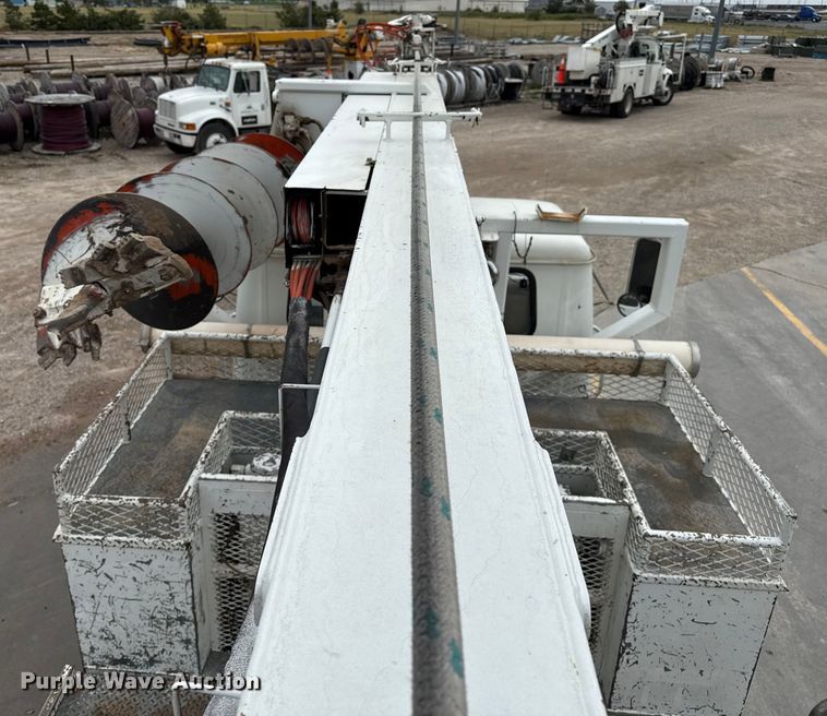 image for item DZ8961 2002 International 4800 digger derrick truck