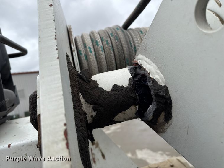 image for item DZ8961 2002 International 4800 digger derrick truck