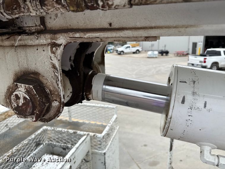 image for item DZ8961 2002 International 4800 digger derrick truck