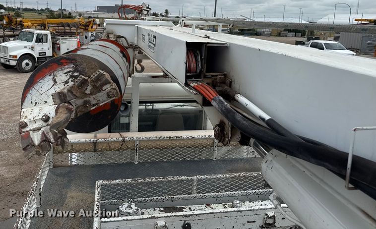 image for item DZ8961 2002 International 4800 digger derrick truck