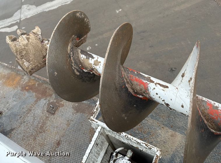 image for item DZ8961 2002 International 4800 digger derrick truck