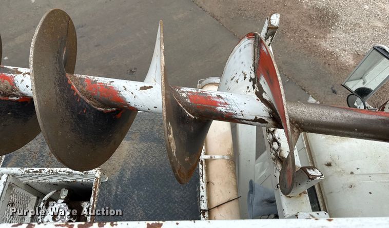 image for item DZ8961 2002 International 4800 digger derrick truck