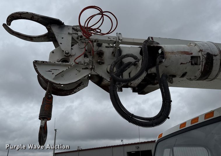 image for item DZ8961 2002 International 4800 digger derrick truck