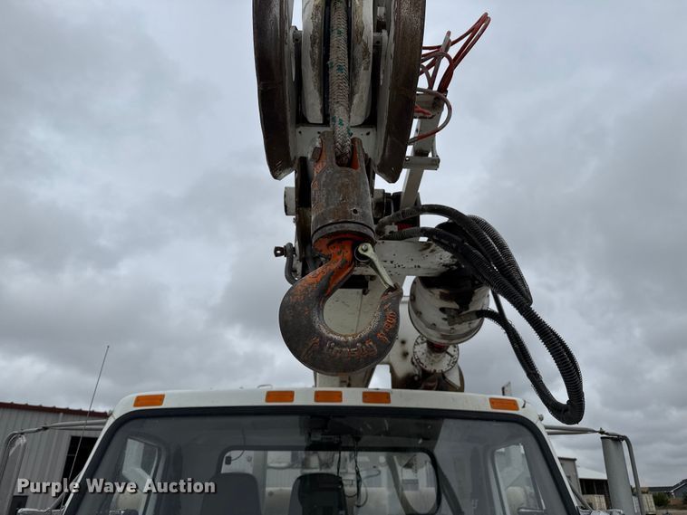 image for item DZ8961 2002 International 4800 digger derrick truck