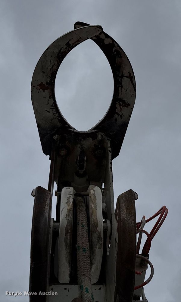 image for item DZ8961 2002 International 4800 digger derrick truck