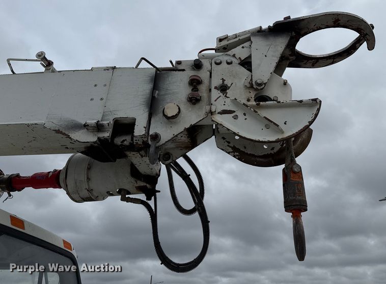 image for item DZ8961 2002 International 4800 digger derrick truck