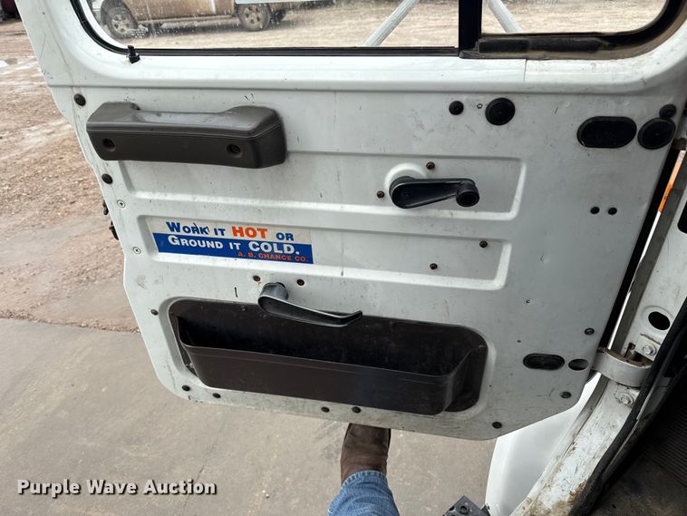 image for item DZ8961 2002 International 4800 digger derrick truck