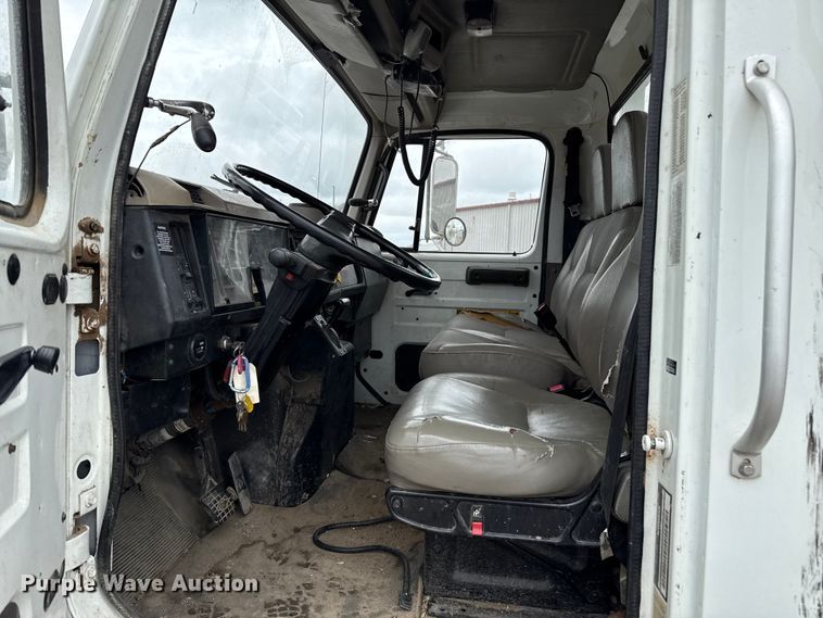 image for item DZ8961 2002 International 4800 digger derrick truck