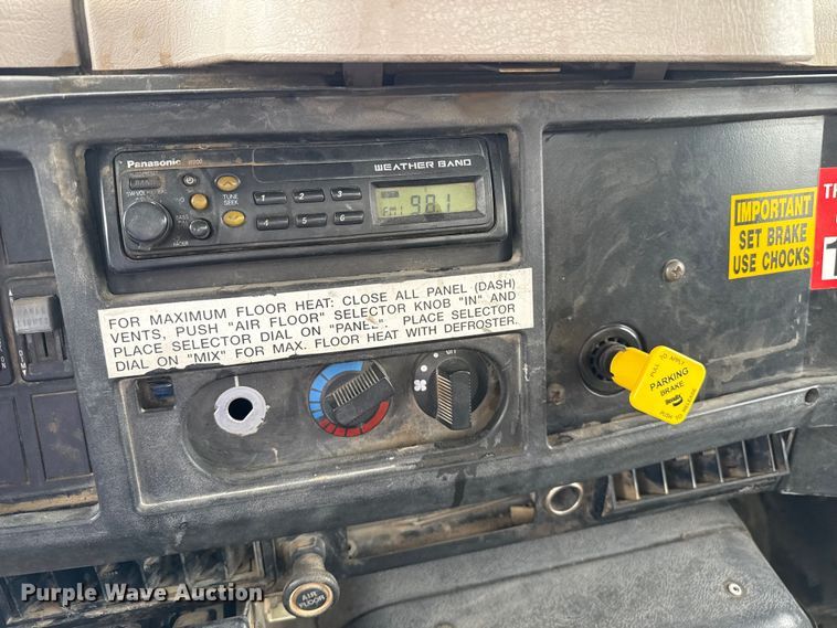 image for item DZ8961 2002 International 4800 digger derrick truck