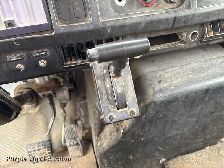 image for item DZ8961 2002 International 4800 digger derrick truck