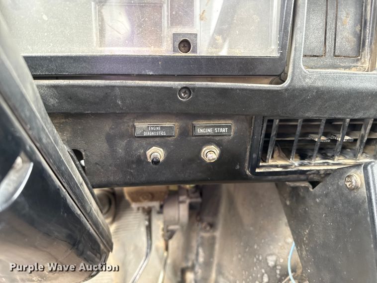 image for item DZ8961 2002 International 4800 digger derrick truck