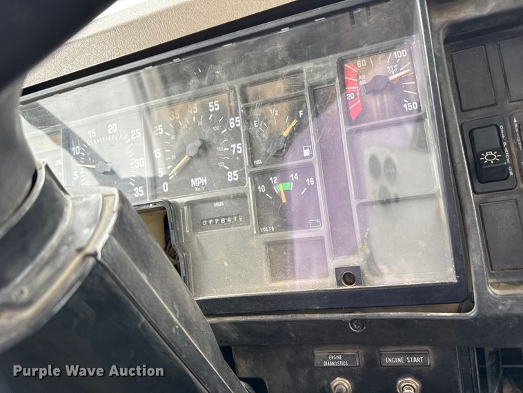 image for item DZ8961 2002 International 4800 digger derrick truck