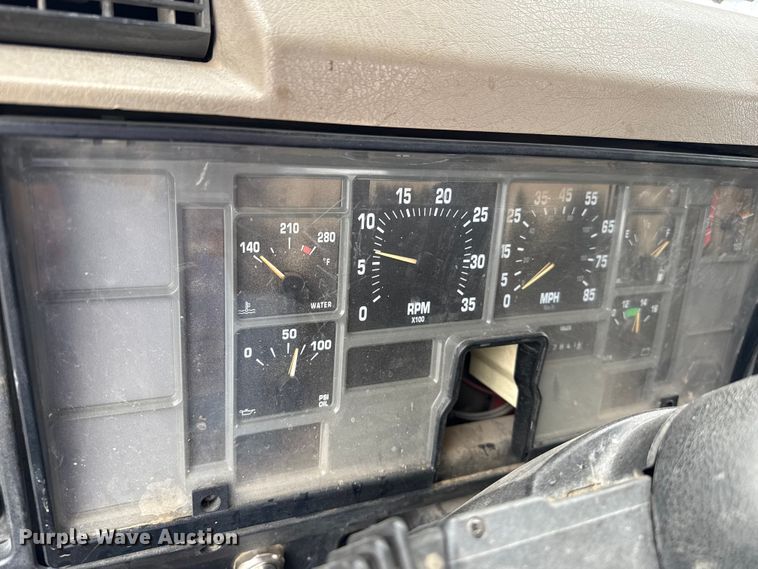 image for item DZ8961 2002 International 4800 digger derrick truck