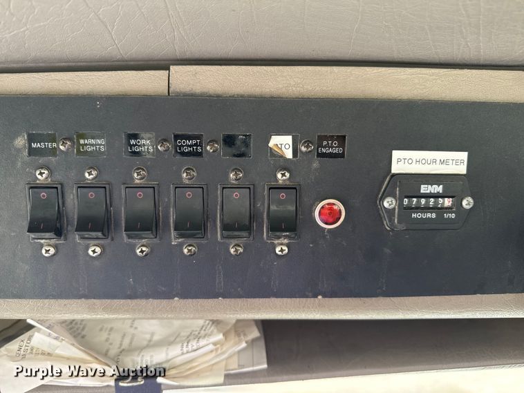 image for item DZ8961 2002 International 4800 digger derrick truck