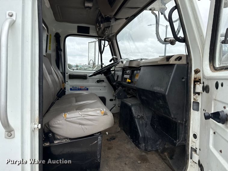 image for item DZ8961 2002 International 4800 digger derrick truck