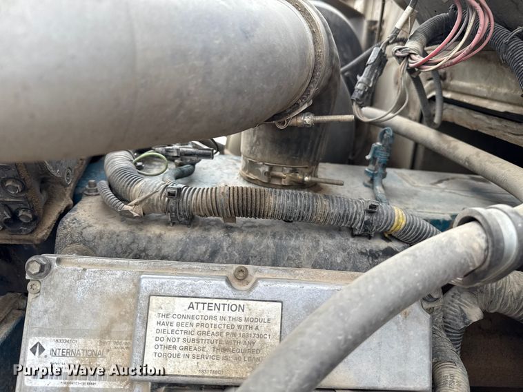 image for item DZ8961 2002 International 4800 digger derrick truck