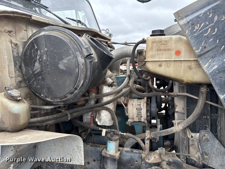 image for item DZ8961 2002 International 4800 digger derrick truck