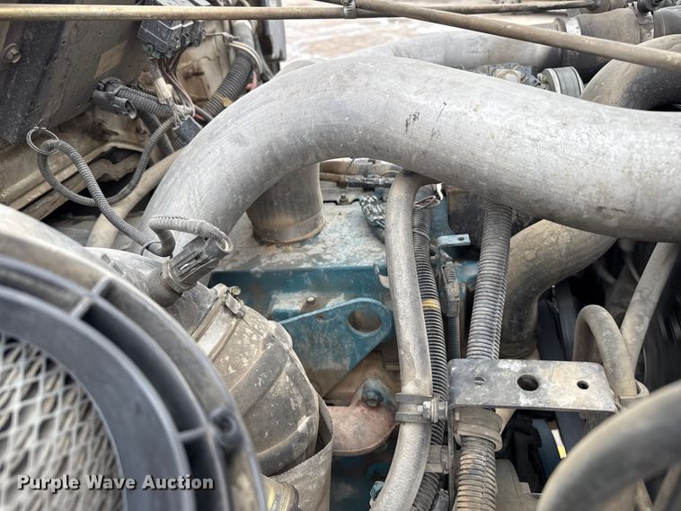 image for item DZ8961 2002 International 4800 digger derrick truck