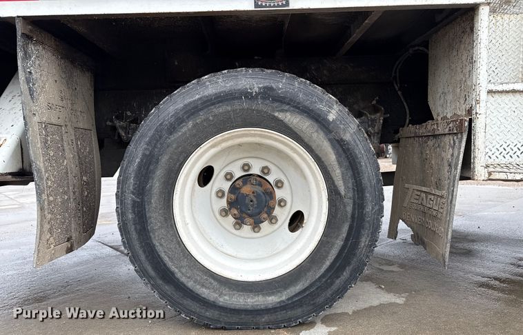 image for item DZ8961 2002 International 4800 digger derrick truck