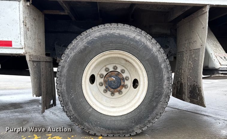 image for item DZ8961 2002 International 4800 digger derrick truck