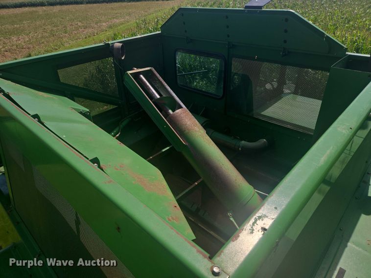 image for item EB1014 1983 John Deere Turbo 6620  combine