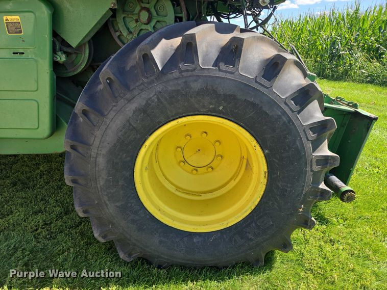 image for item EB1014 1983 John Deere Turbo 6620  combine