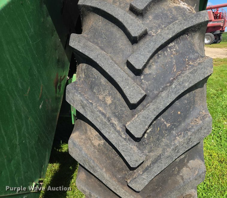 image for item EB1014 1983 John Deere Turbo 6620  combine