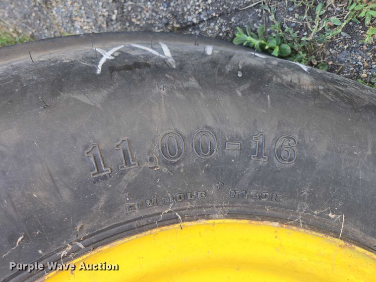 image for item EB1014 1983 John Deere Turbo 6620  combine