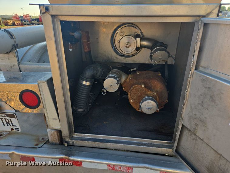 image for item EB1017 1992 Walker tank trailer