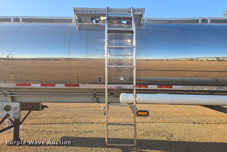 image for item EB1017 1992 Walker tank trailer