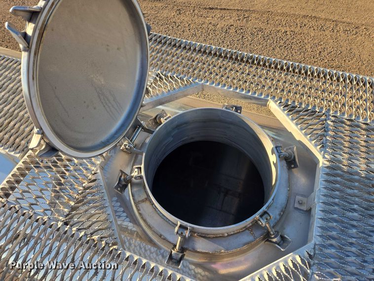 image for item EB1017 1992 Walker tank trailer