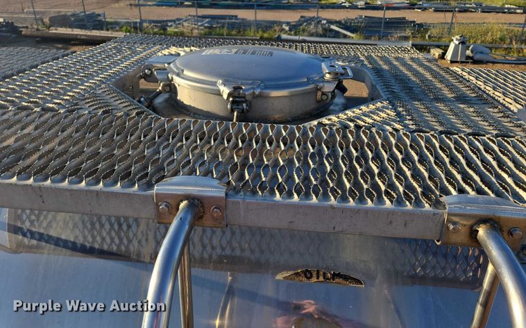 image for item EB1017 1992 Walker tank trailer